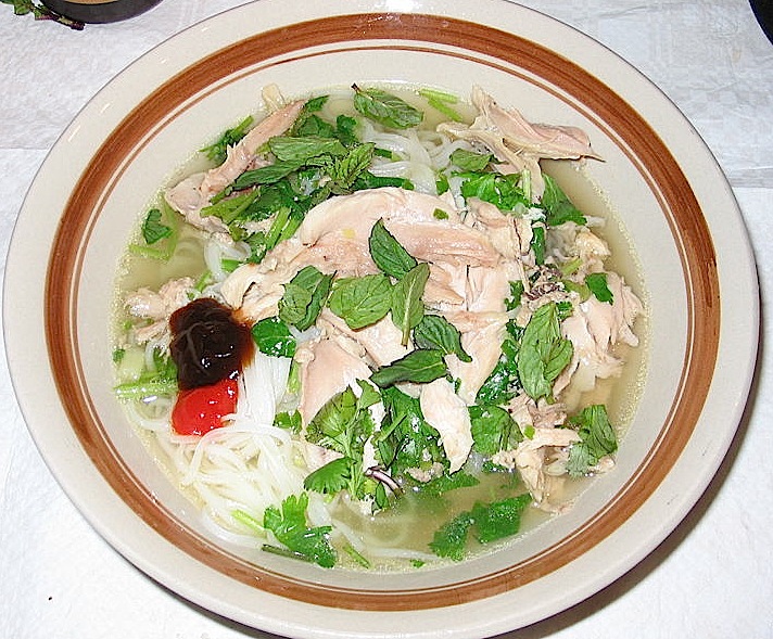 800px-Chicken-pho-vietnamese-soup.JPG