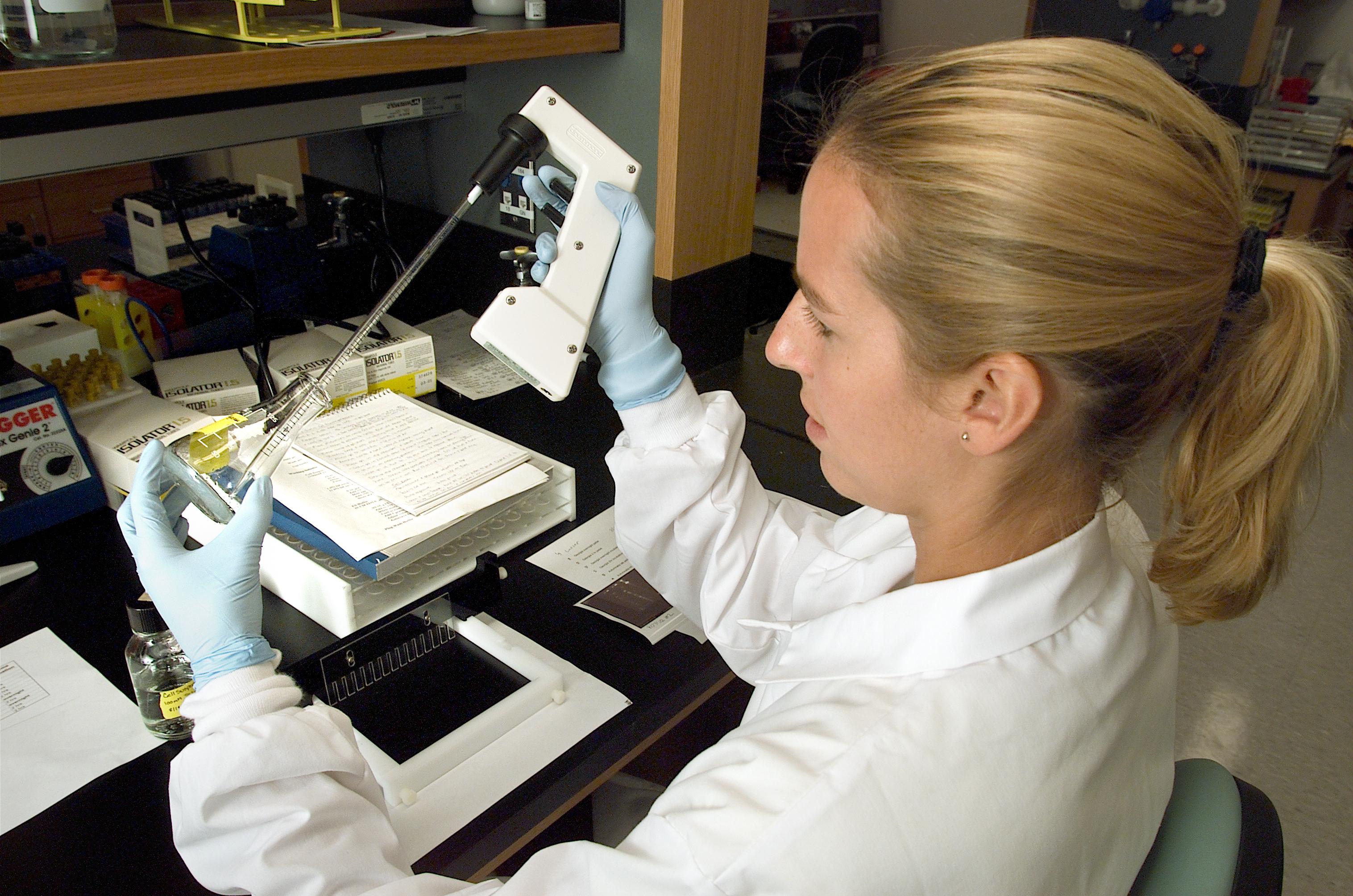 Microbiologist_01.jpg